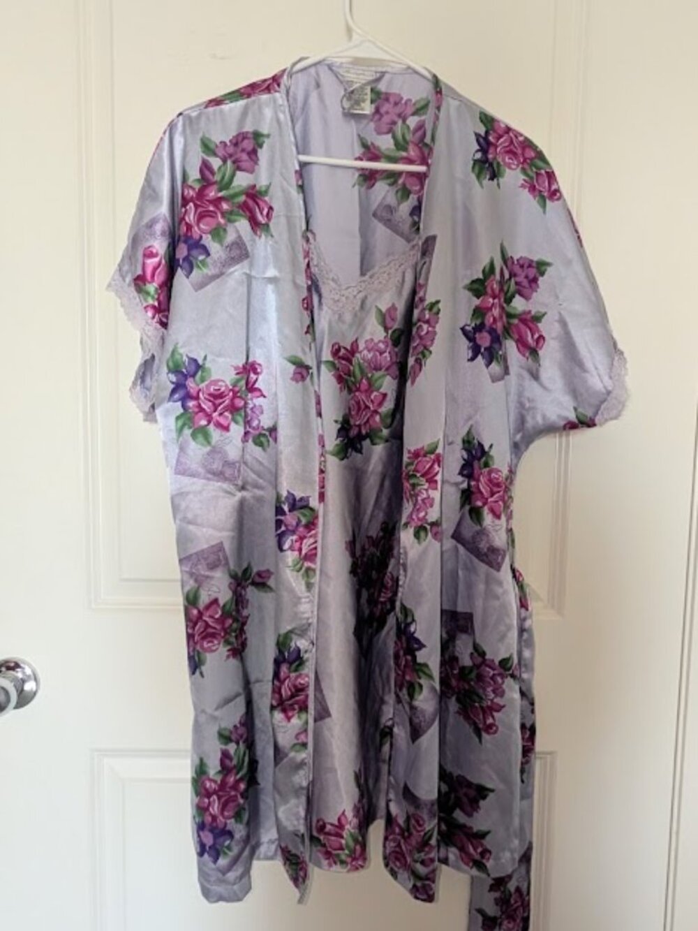 Light Purple Satin and Lace Flowery Pattern Robe and Night Gown Set